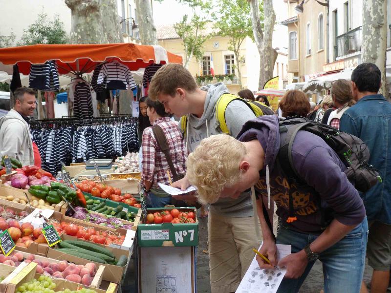 Jongeren op een Franse markt op taalreis Frans