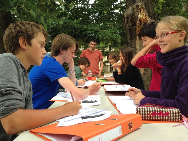 Een groepje is bezig met een opdracht tijdens de taalvakantie Frans