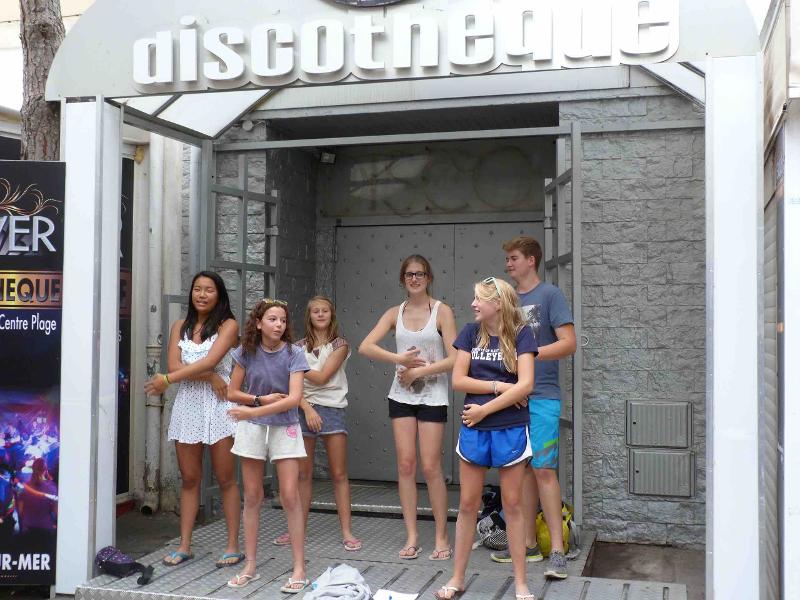 Groepje kinderen dansen op Taalreis Frans