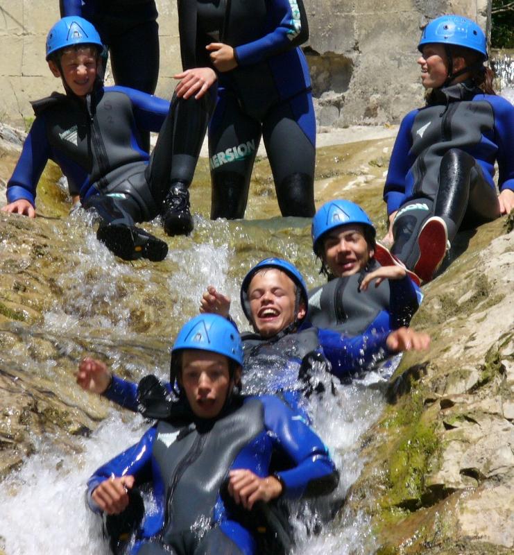 Een groep vrienden canyoning tijdens een taalvakantie Frans