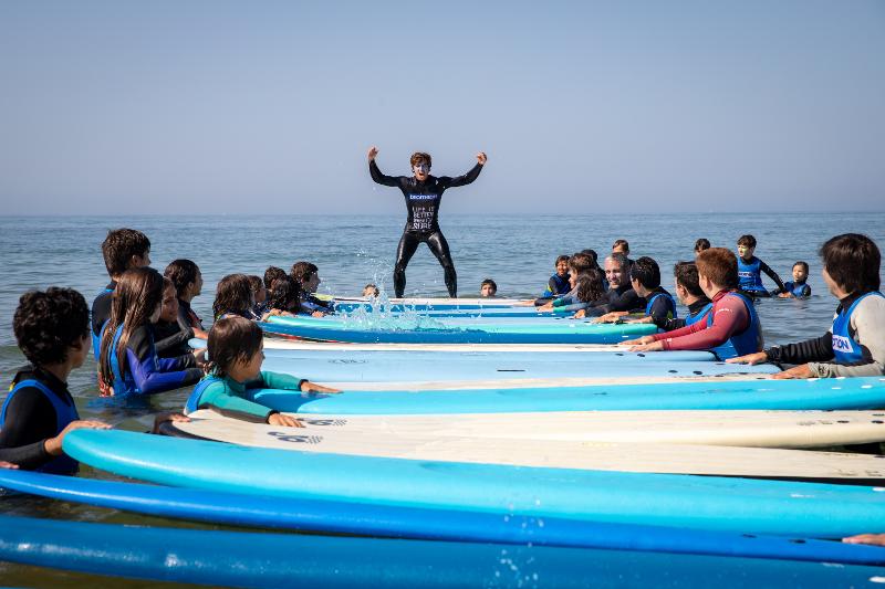 Jongens en meiden hebben plezier op surfkamp Portugal