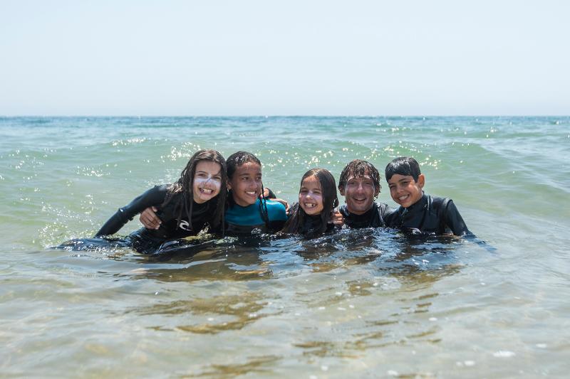 Meiden gaan op de foto in het water op surfkamp Portugal