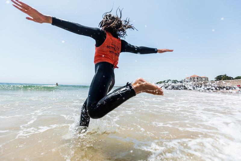 Meisje heeft plezier op surfkamp Portugal