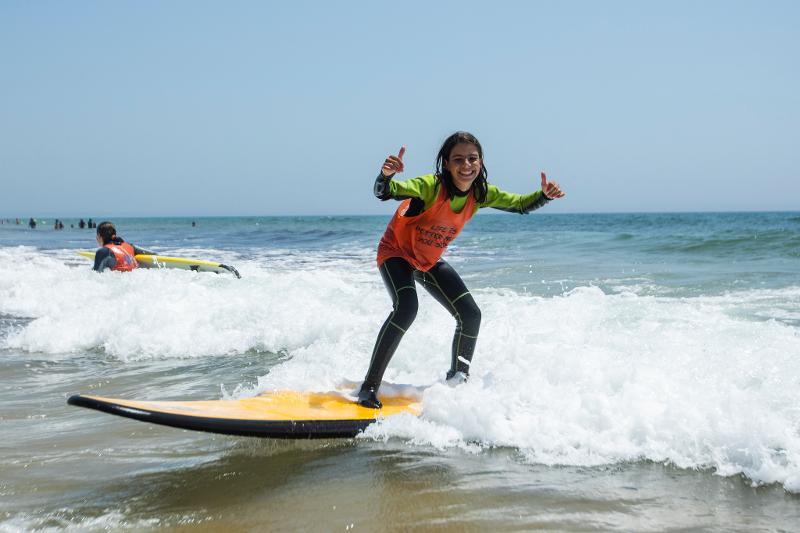 Meisje is aan het surfen op surfkamp Portugal