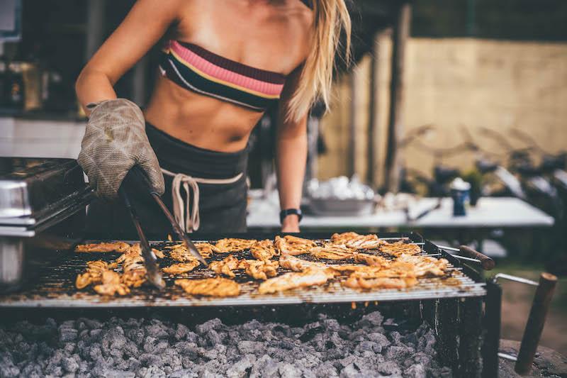 De bbq op de groepsreis voor jongvolwassenen naar Berria