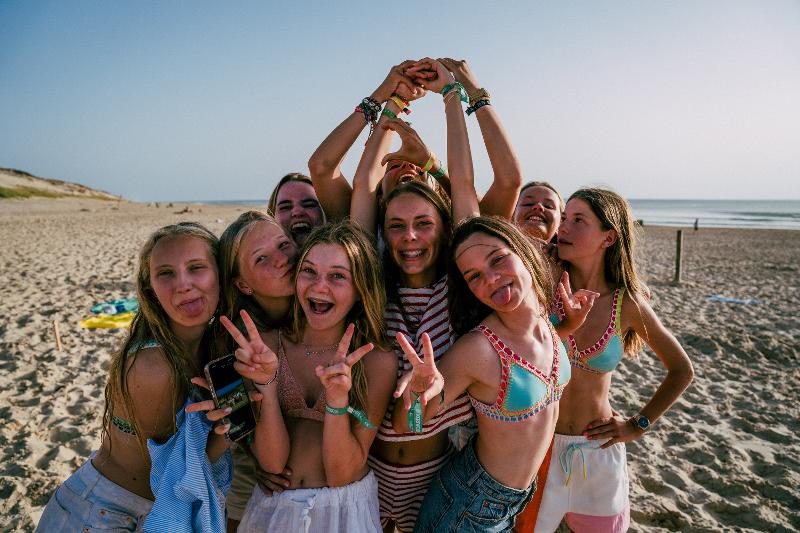 leuke meiden tijdens een surfkamp Spanje 15 jaar