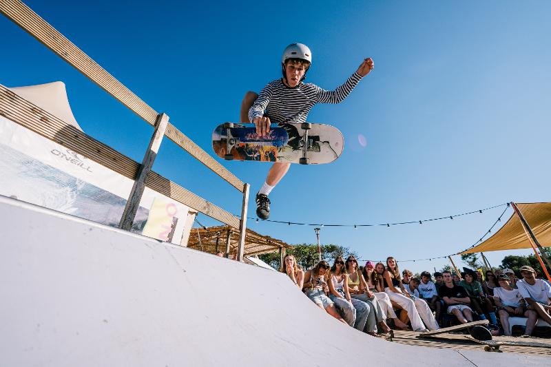 Een jongen doet een truc op een skateboard tijdens de groepsreis