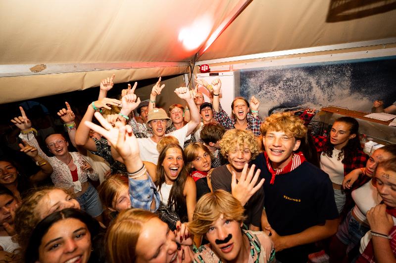 ga feesten tijdens een surfkamp Spanje 15 jaar