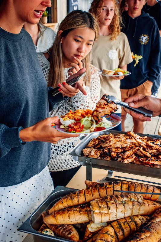 Het buffet op de groepsreis voor jongvolwassenen naar Berria
