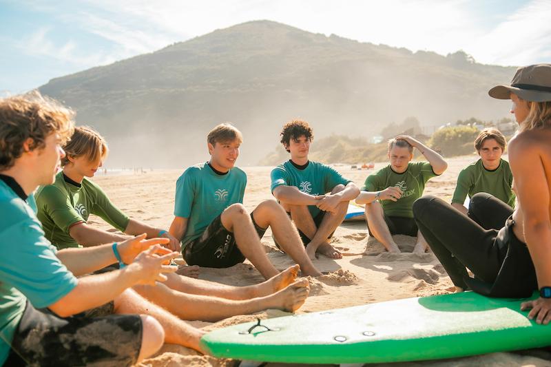 Surfles op de groepsreis voor jongvolwassenen naar Berria