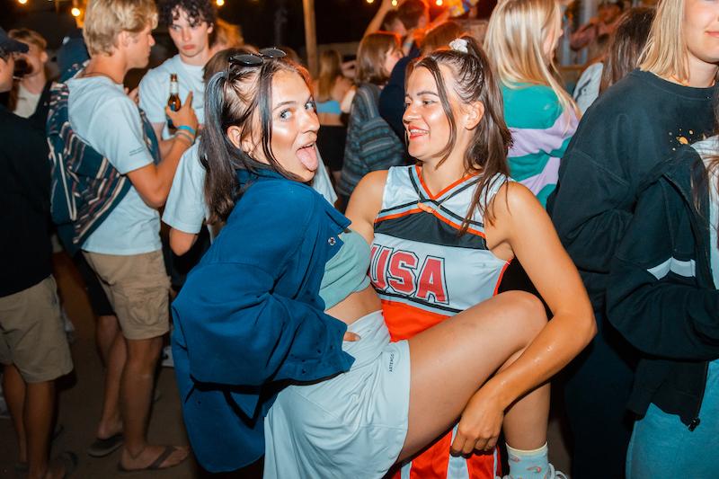 Twee meisjes dansen op de groepsreis voor jongvolwassenen naar Berria