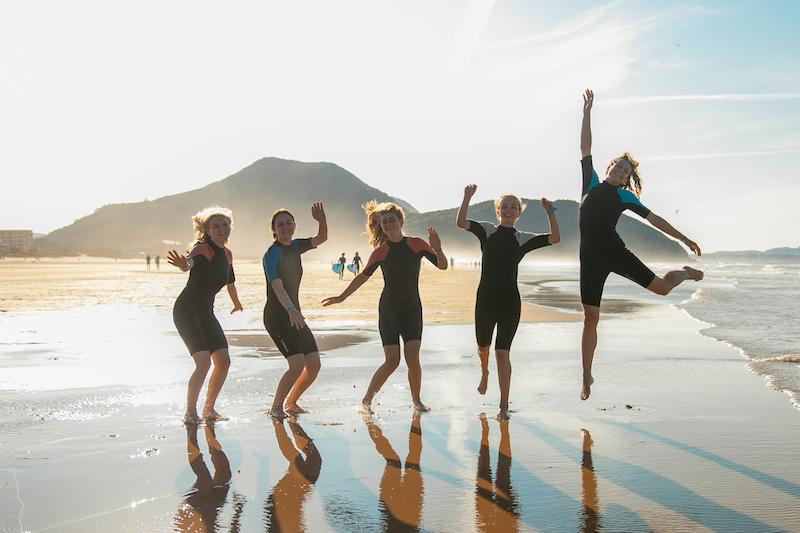 Vriendinnen op het strand op de groepsreis voor jongvolwassenen naar Berria