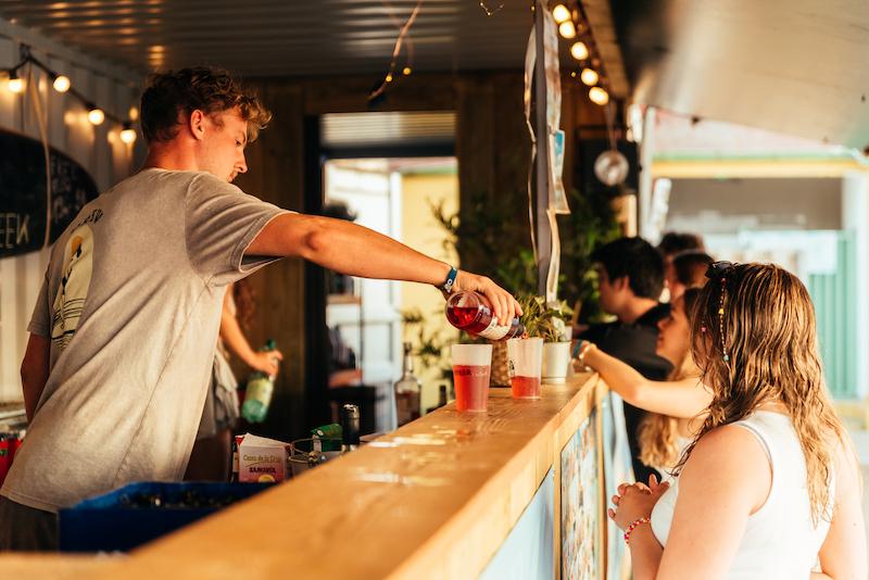 De bar op de groepsreis voor jongvolwassenen naar Berria