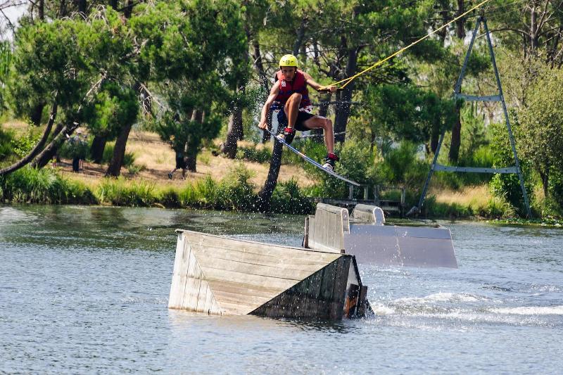 Jongen springt met wakeboard op surfkamp Frankrijk