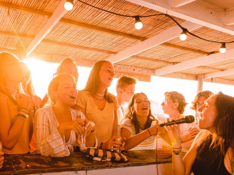 jongeren aa het zingen op kamp