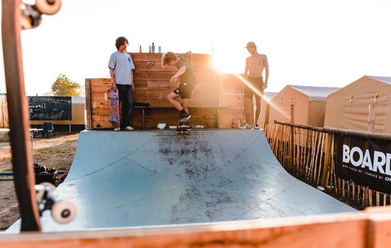 Jongeren zijn aan het skateboarden
