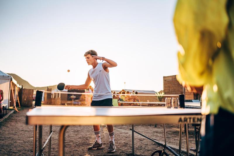 Jongen speelt tafeltennis op jongerenreis Frankrijk