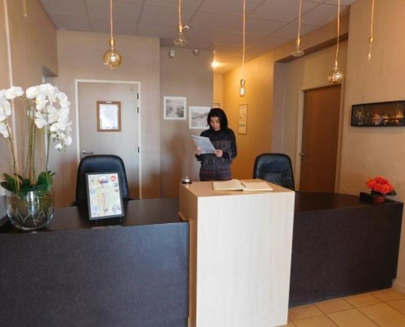 Vrouw bij de receptie tijdens de taalreis Frankrijk