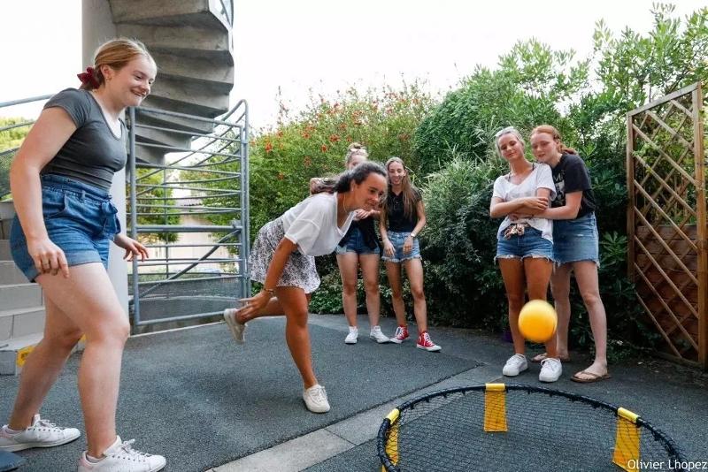 Meiden spelen roundnet tijdens de taalreis Frankrijk