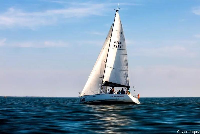Zeilboot in het water tijdens de taalreis Frankrijk