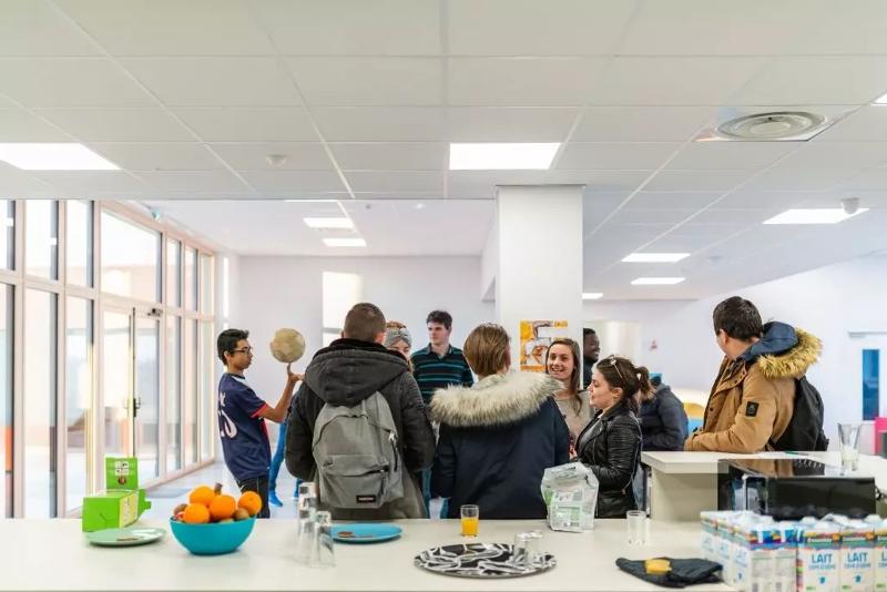 Jongen toont truc met bal aan andere leerlingen tijdens de taalreis Frankrijk