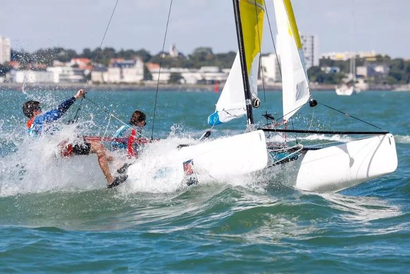 Kinderen zeilen op catamaran tijden de taalreis Frankrijk