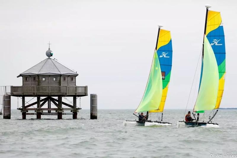 Twee catamarans zeilen tijdens de taalreis Frankrijk