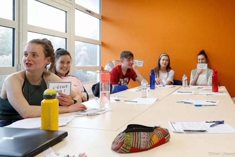 Deelnemers hebben les op een leuke en effectieve manier tijdens de Taalcursussen in Frankrijk