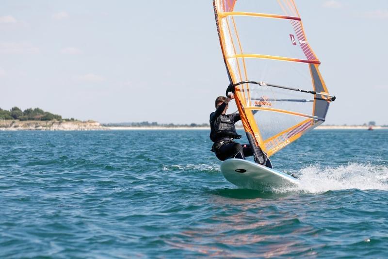 Windsurfers surft tijdens de taalreis Frankrijk