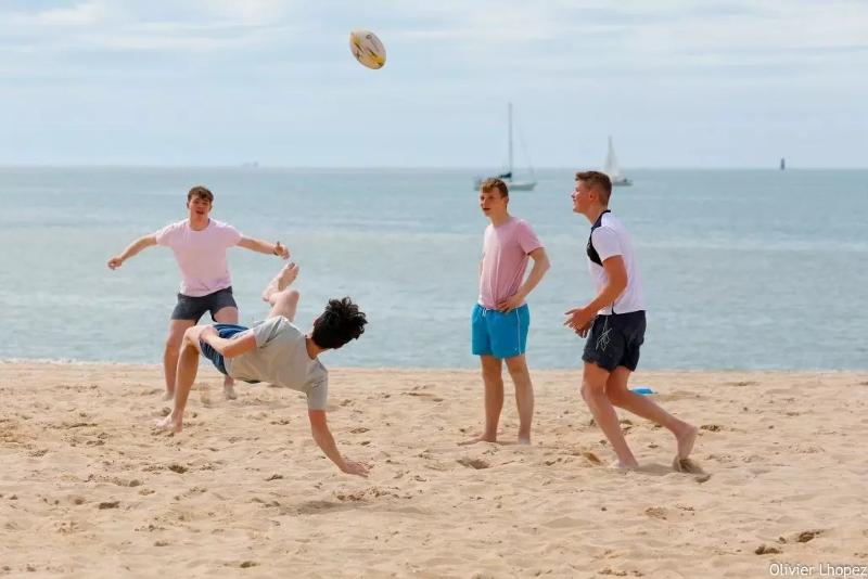 een groepje vrienden op het strand tijdens de Franse taalreis