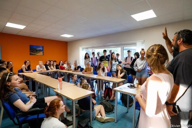 Klaslokaal vol met deelnemers tijdens de taalreis Frankrijk