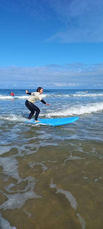 Deelnemers surft naar de kust tijdens de taalreis Frankrijk