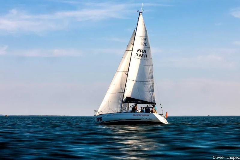Zeilboot vaart over water tijdens de taalreis Frankrijk