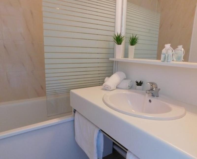 Wasbak in badkamer tijdens de taalreis Frankrijk
