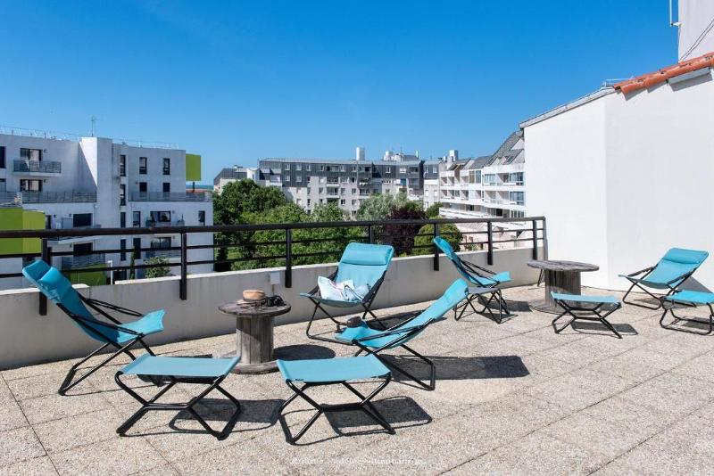 Terras met ligstoeltjes tijdens de taalreis Frankrijk