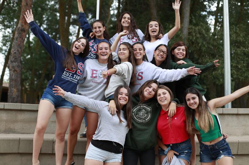 groupe de jeunes filles en colonie de vacances anglais