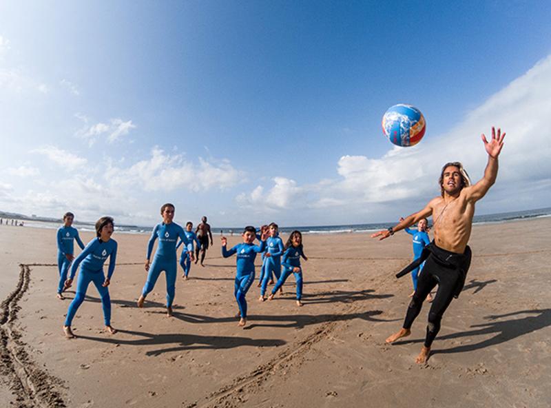 Jongens zijn aan het voetballen op early bird vakantie
