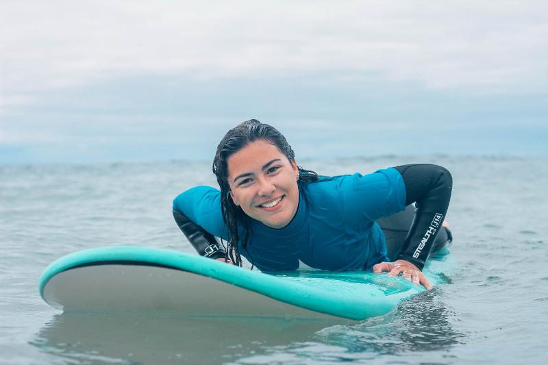 in de zee met surfboard