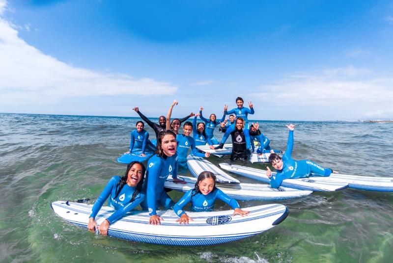 Vrienden op de foto op surfkamp Spanje
