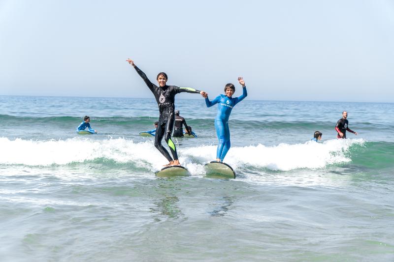 Vrienden zijn aan het surfen op surfkamp Spanje