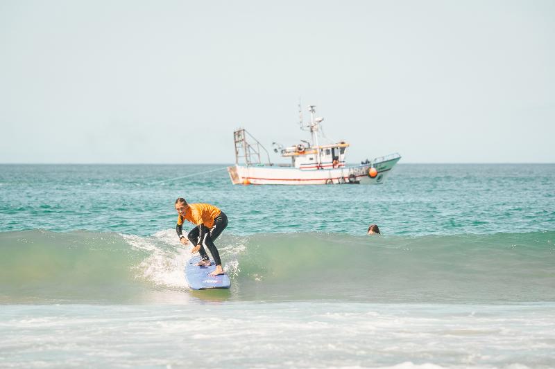 Persoon aan het surfen tijdens de Groepsreizen Portugal