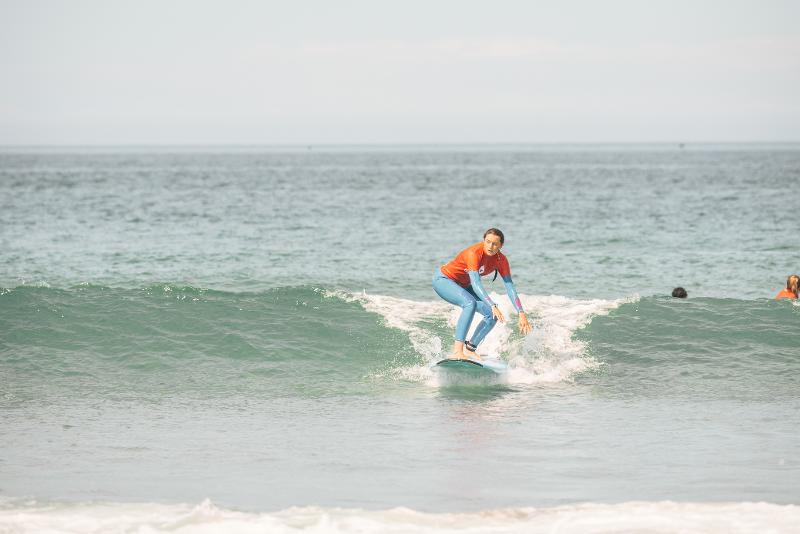 Persoon aan het surfen tijdens de Surfkampen Europa