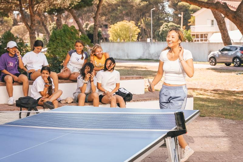 Mensen aan het pingpongen tijdens de Surfkampen Europa