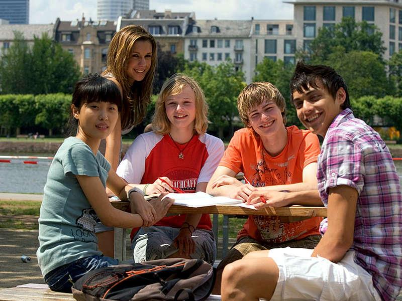 Jongeren leren samen Duits tijdens zomerkamp