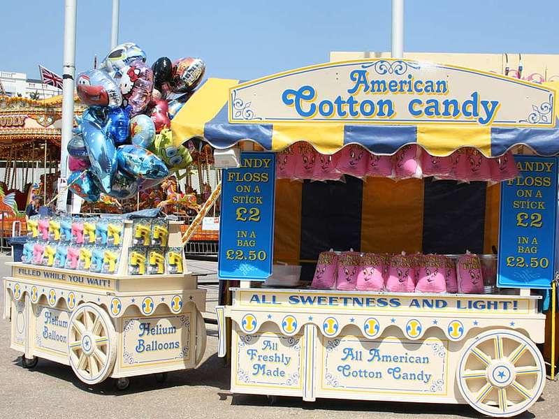 Een cotton candy kraam in Bournemouth tijdens een jongerenvakantie