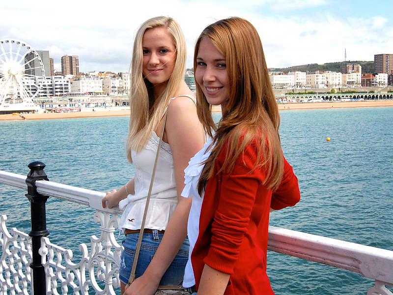 Twee meiden staan op een haven tijdens een taalkamp Engeland