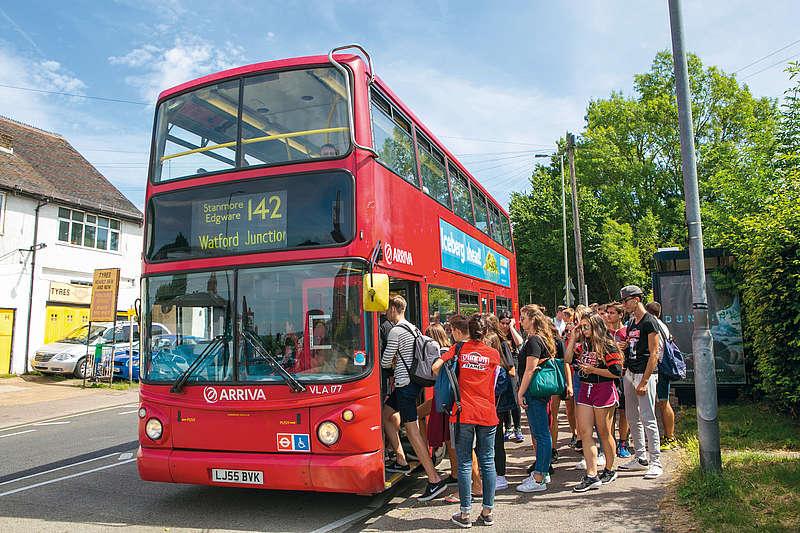 Deelnemers van taalkamp in Engeland stappen in de dubbeldekker bus