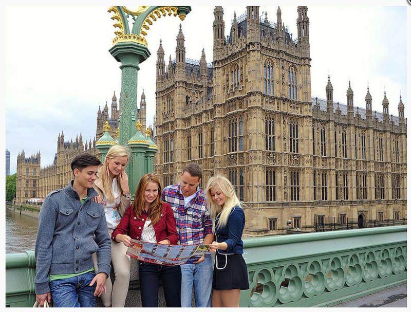Groep studenten van taalkampen engels zomervakantie staan naast de Thames