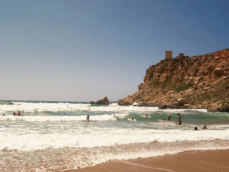 Het strand op jongerenvakantie Malta