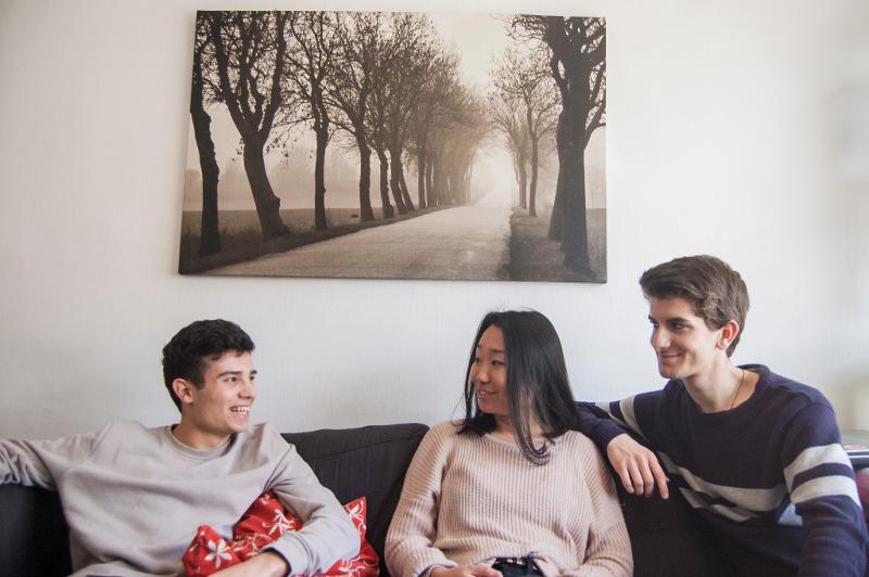 Jongeren zitten op zetels tijdens taalreis